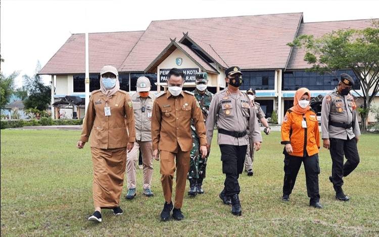Wali Kota Palangka Raya Fairid Naparin meninjau kesiapan personel saat apel kesiapsiagaan penanggulangan bencana hidrometeorologi.
