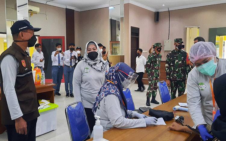 Bupati Kobar Nurhidayah didampingi Kadinkes Kobar Achmad Rois saat memantau pelaksanaan vaksinasi.