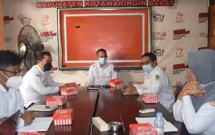 Ketua KPU Kobar Chaidir (tengah) saat memimpin rapat rutin bersama anggota.