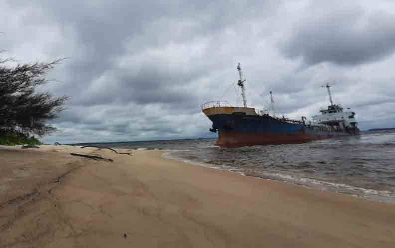 Cuaca Buruk, Tanker Samudera Sindo 38 Terdampar di Pantai TWA Tanjung Keluang