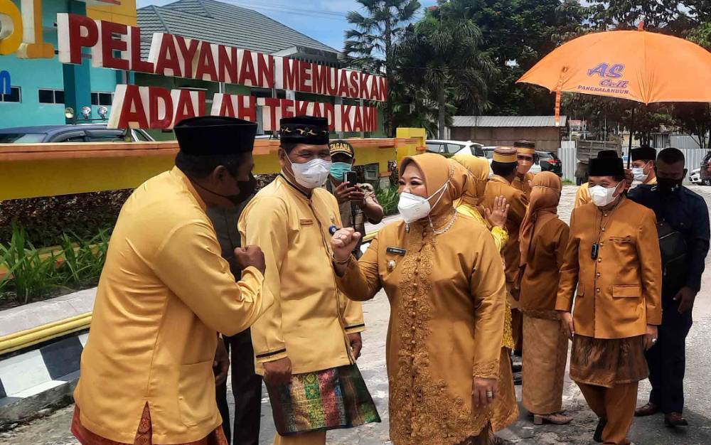 Bupati Kobar Nurhidayah saat memberikan tali asih pada Nakes RSUD Sultan Imanuddin Pangkalan Bun.