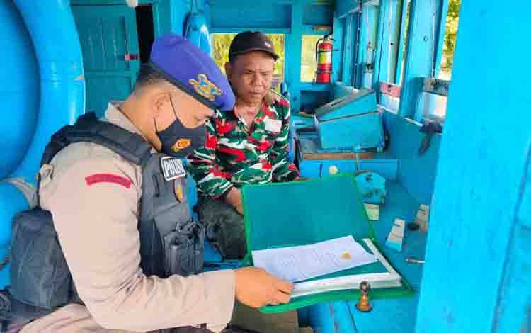 Polairud Cek Kelengkapan Dokumen Kapal yang Sandar di Dermaga Kuala Pembuang