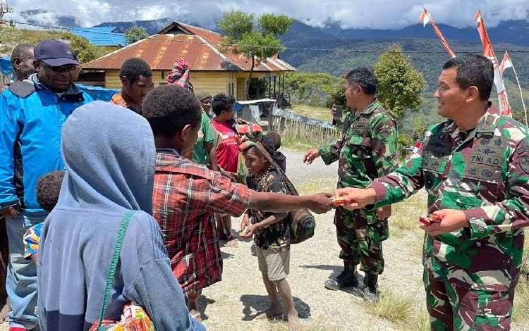 Danrem 173/PVB Brigjen TNI Taufan Gastoro memantau pemulangan warga dari pengungsian di Sugapa, Kabupaten Intan Jaya, Papua