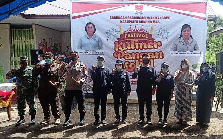 Bupati Gumas Jaya S Monong saat membuka Festival Kuliner Pangan Lokal di Desa Wisata Hurung Bunut, Senin, 8 November 2021.