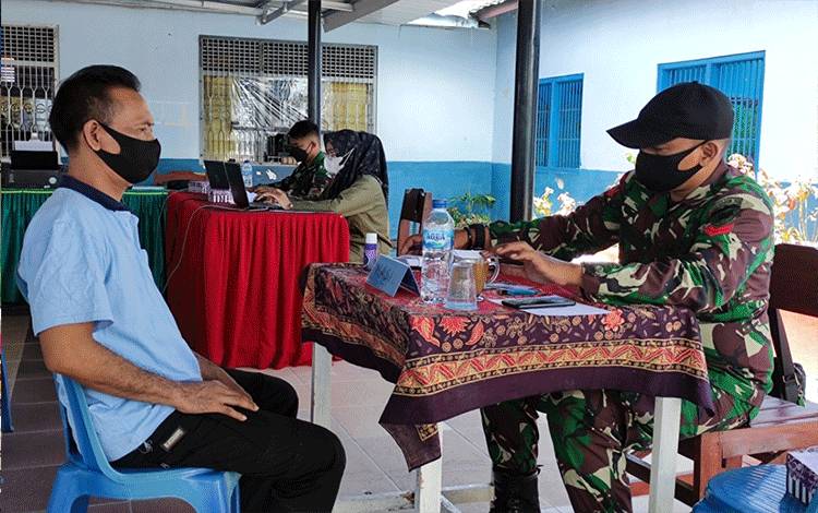 Pelaksanaan vaksinasi massal di Kota Palangka Raya beberapa waktu lalu.