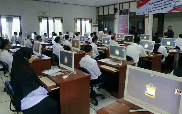 Peserta saat mengikuti tes SKD pada penerimaan CPNS Seruyan belum lama ini