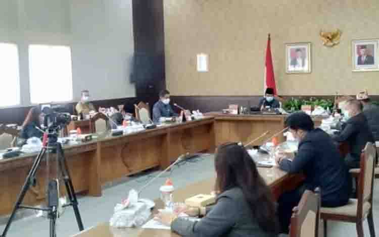 Suasana rapat paripurna ke 9 masa persidangan III tahun 2021 DPRD Kalteng, Selasa, 9 November 2021