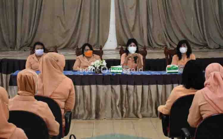 Suasana saat Dharma Wanita Persatuan Kabupaten Kapuas menggelar rapat untuk menyusun program kerja