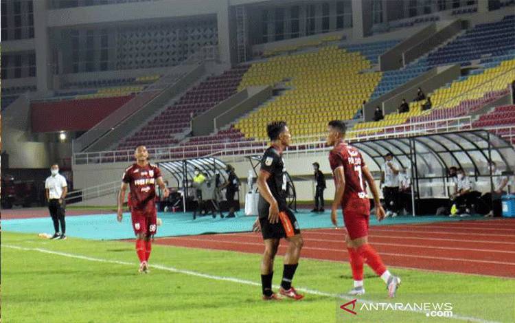 Permain nomor punggung 7 Persis Solo, Irfan Jauhari (kostum merah merah) saat besi tegang dengan pemain nomor punggung 21 Persijap, Hendri Satriadi (kostum hitam hitam) usai berevbut bola dalam pertandingan lanjutan Grup C Liga 2 Indonesia musim 2021 yang digelar di Stadion Manahan Solo, Jawa Tengah, Selasa (9/11/2021) malam. (ANTARA/Bambang Dwi Marwoto)