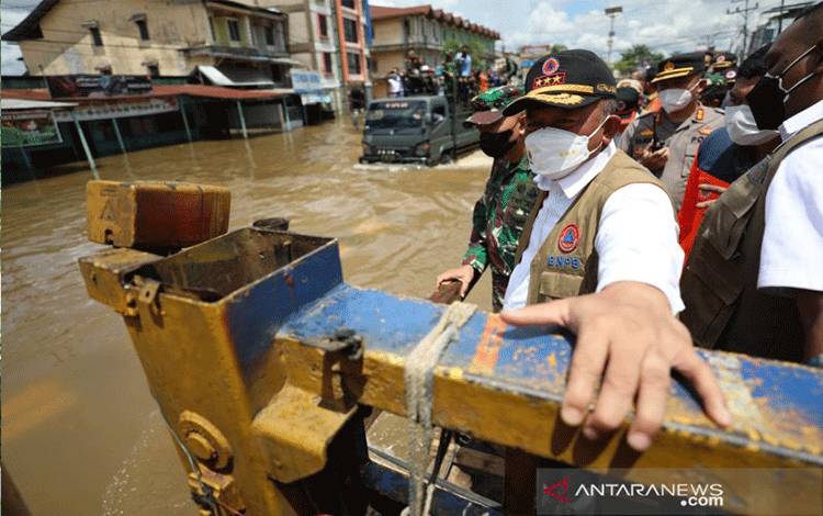 BNPB Serahkan Bantuan Rp1,5 Miliar Percepatan Penanganan Banjir Kalbar