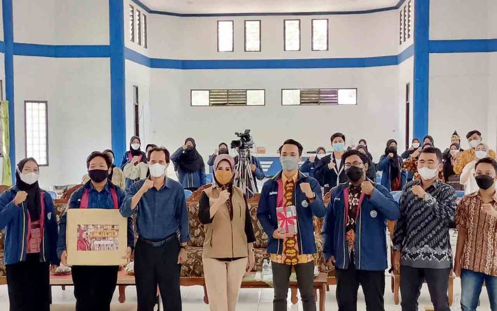 Anggota DPD RI Yustina Ismiati Berikan Bantuan Buku ke Himpunan Mahasiswa Kobar Palangka Raya