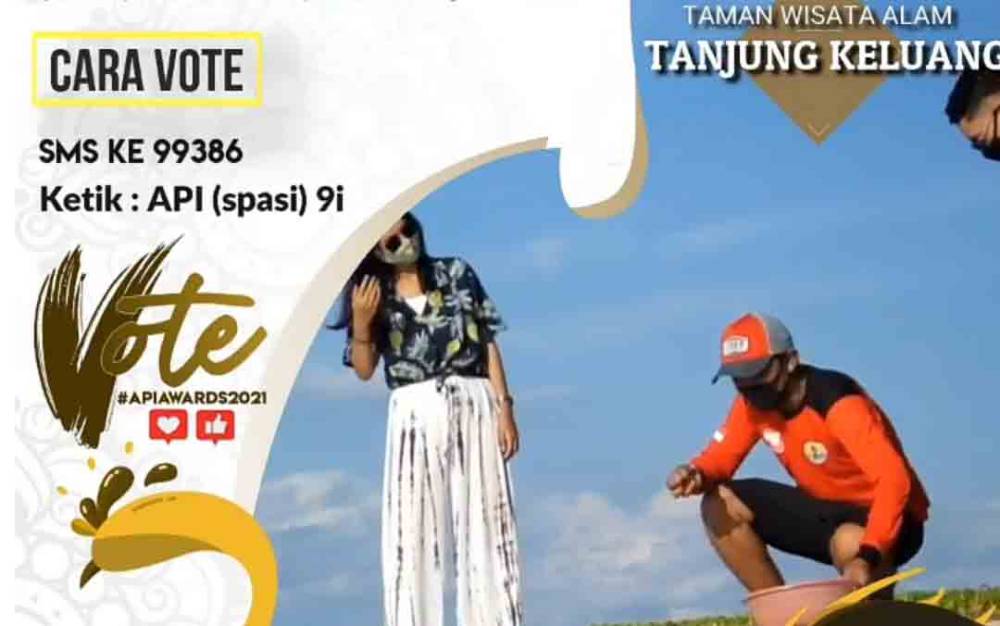 Tangkapan layar, petugas TWA Tanjung Keluang bersama wisatawan lepas tukik atau anak penyu.