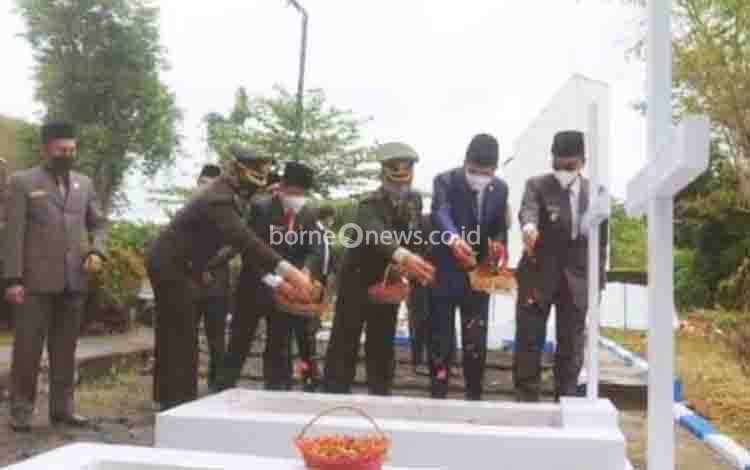 Pejabat Pemkab Barito Utara Tabur Bunga di TMP Dharma Persada Muara Teweh