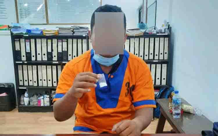 Kantongi Sabu 0,79 Gram, Hendra Ditangkap di Depan Barak