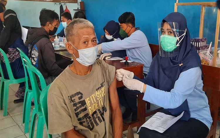 Warga Kobar saat mengikuti vaksin massal di SMAN 1 Pangkalan Bun