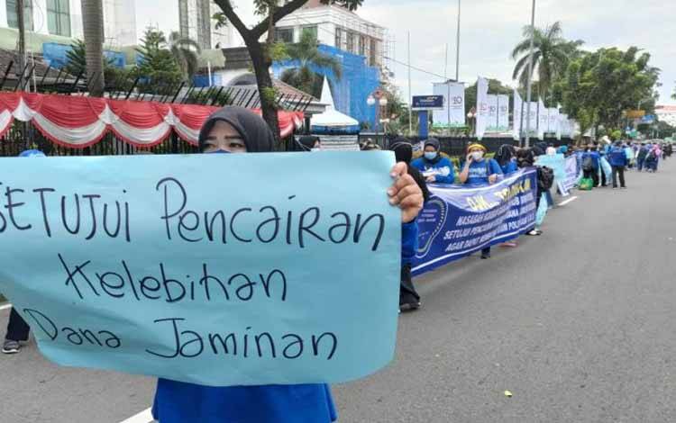 Ratusan Pemegang Polis Bumiputera Sampaikan Somasi Massal ke OJK