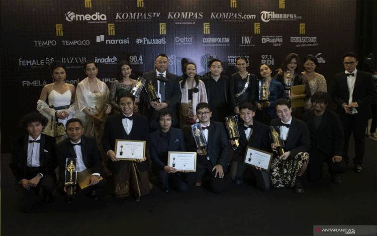 Sutradara Wregas Bhanuteja (ketiga kiri, bawah) dan jajaran produser serta aktor dan aktris film Penyalin Cahaya berpose usai meraih penghargaan Film Panjang Terbaik dalam Festival Film Indonesia 2021 di Jakarta Convention Center, Jakarta, Rabu (10/11/2021). . ANTARA FOTO/Aditya Pradana Putra/hp. (ADITYA PRADANA PUTRA/ADITYA PRADANA PUTRA)