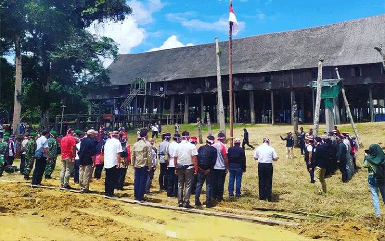 Gelar Upacara Hari Pahlawan di Betang Tumbang Gagu sebagai Upaya Buka Keterisolasian?