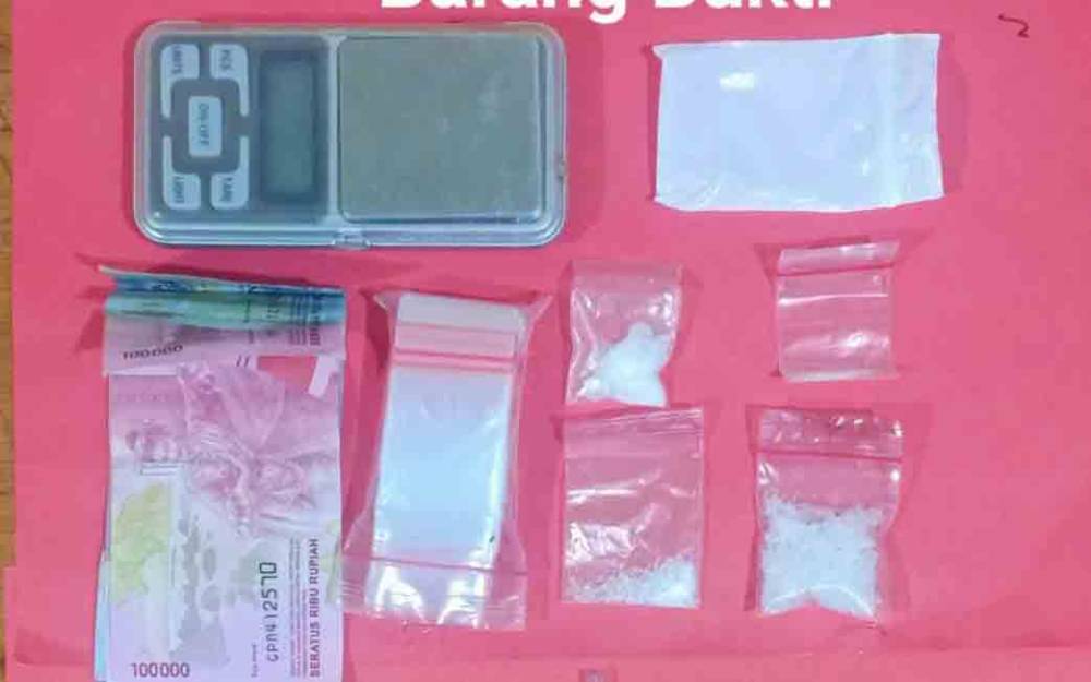 Polisi menyita barang bukti sabu beserta lainnya.
