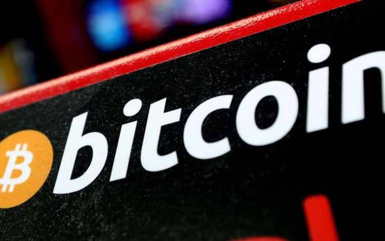 Logo Bitcoin terlihat di mesin ATM uang kripto di sebuah toko di Union City, New Jersey, AS, Mei 2021