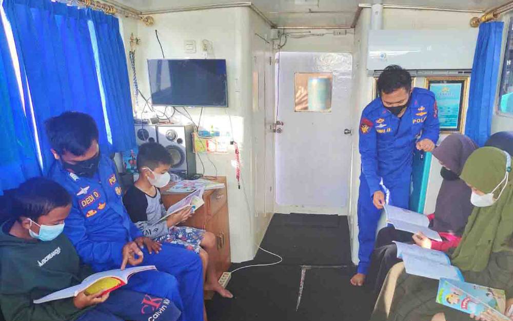 Ditpolairud Polda Kalteng Bimbing Ahlak Anak di Bantaran Sungai Barito
