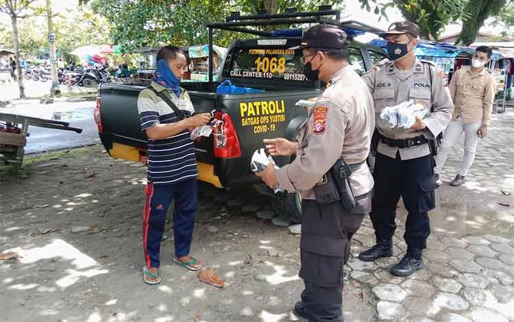 Tim KRYD Polresta Bagikan Masker di Lingkungan Pasar Kahayan