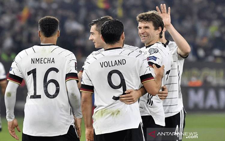 Gelandang serang tim nasional Jerman Thomas Mueller (kanan) melakukan selebrasi bersama rekan-rekannya seusai mencetak gol keduanya ke gawang Liechtenstein dalam lanjutan Grup J Kualifikasi Piala Dunia 2022 zona Eropa di Stadion Volkswagen Arena, Wolfsburg, Jerman, Kamis (11/11/2021) waktu setempat. (ANTARA/REUTERS/Fabian Bimmer)