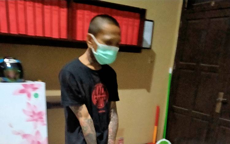 Pria Bertato Curi Motor Saat Melihat Kontaknya Masih Menempel