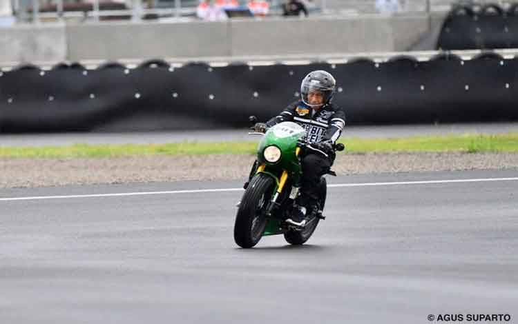 Presiden Jokowi Jajal Sirkuit Mandalika dengan Motor Balap Modifikasi