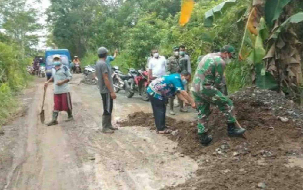 Warga Bersama Anggota Koramil Kapuas Hilir Gotong Royong Perbaiki Jalan