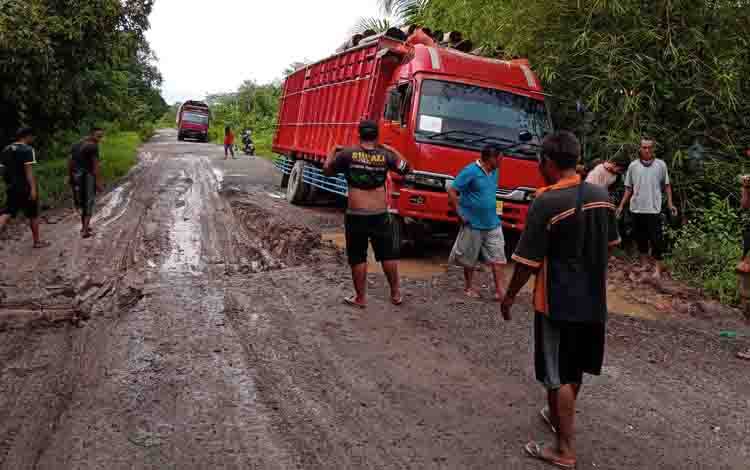 Warga Desa Buntoi Keluhkan Jalan Rusak dan Berlubang