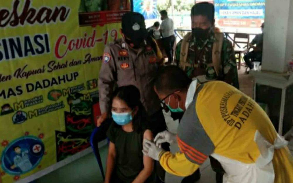 Polsek Kapuas Murung Lakukan Pengamanan Vaksinasi Massal Covid-19 di Dadahup