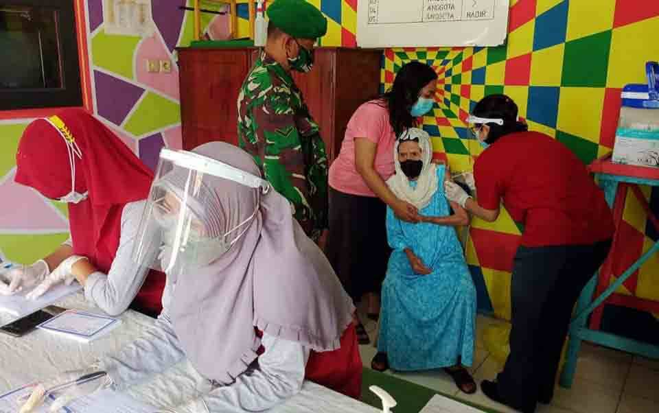 Vaskinator Puskesmas Mendawai, saat menyuntikan vaksin kepada warga