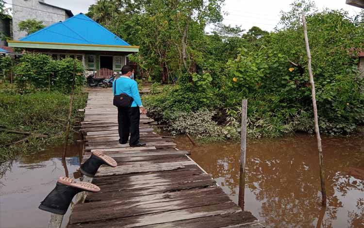 Anak Buaya Naik ke Halaman Rumah di Desa Buntoi