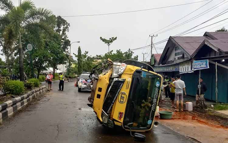 Tabrak Median Jalan, Truk Pengangkut CPO Terbalik di Jalan Tjilik Riwut Sampit