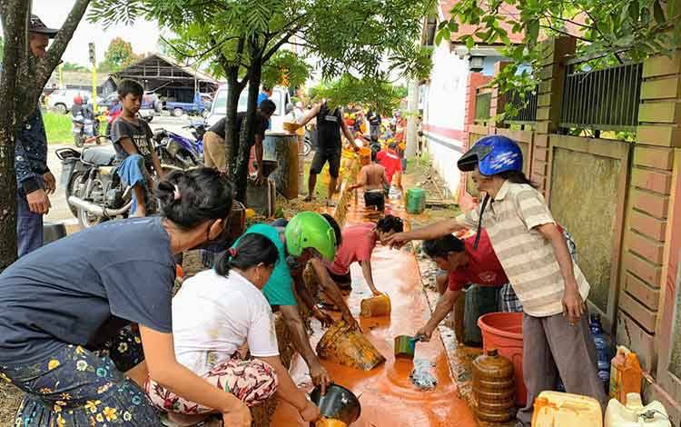 Warga Berebut Pungut Tumpahan CPO, Sopir Truk Terbalik Pasrah