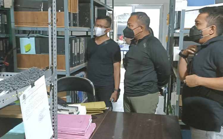 Anggota Dirreskrimsus Polda Banten melakukan penggeledahan dalam OTT di Kantor BPN Lebak, Jumat malam