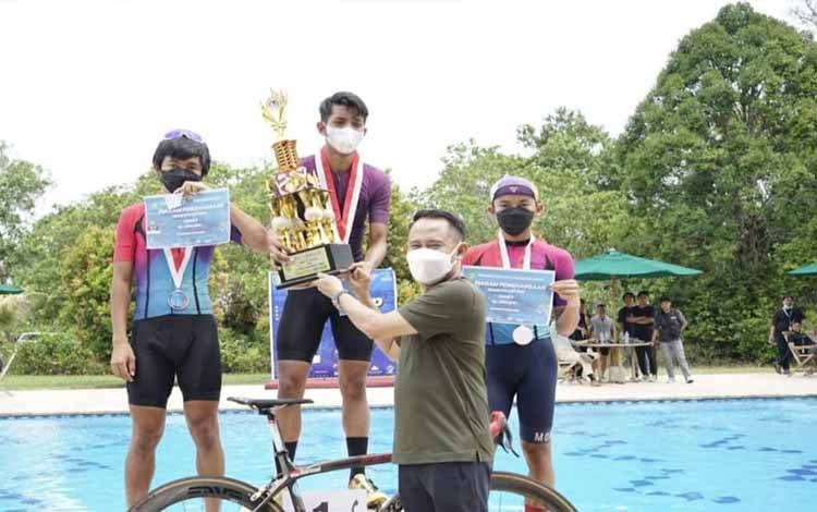 Wali Kota Palangka Raya, Fairid Naparin menyerahkan hadian pemenang Wali Kota Cup Virtual Cycling