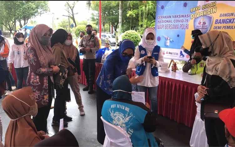 Ketua TP PKK Kalteng Tinjau Vaksinasai Massal Covid-19 di Palangka Raya