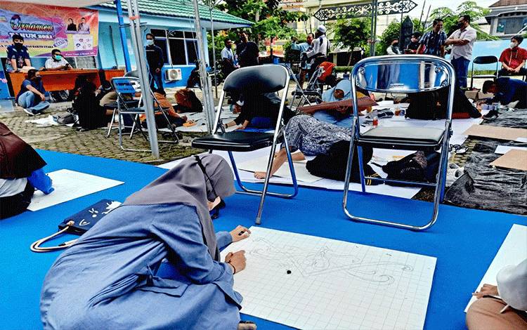 60 Peserta Ikuti Lomba Melukis Ornamen Flora Khas Barito Utara