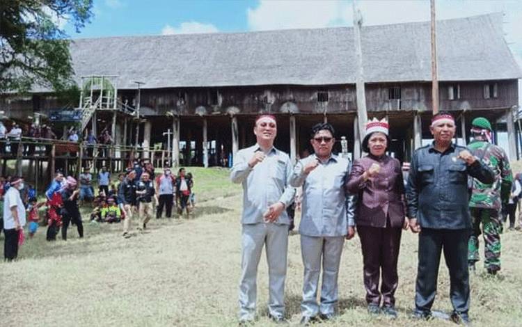 Wakil Ketua DPRD Kotim, Rudianur, Ketua DPRD Rinie Anderson, Wakil Ketua, H Hairis Salamad, dan anggota DPRD, Hendra Sia (dari kanan-kiri)