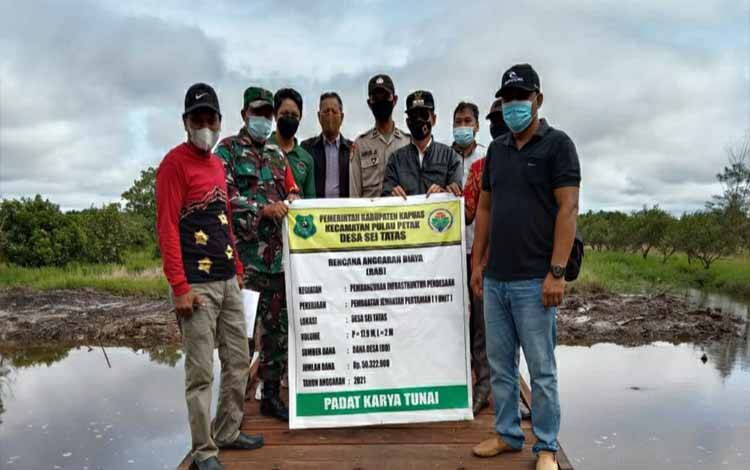 Monitoring Pembangunan di Desa Sei Tatas, Ini Pesan Camat Pulau Petak