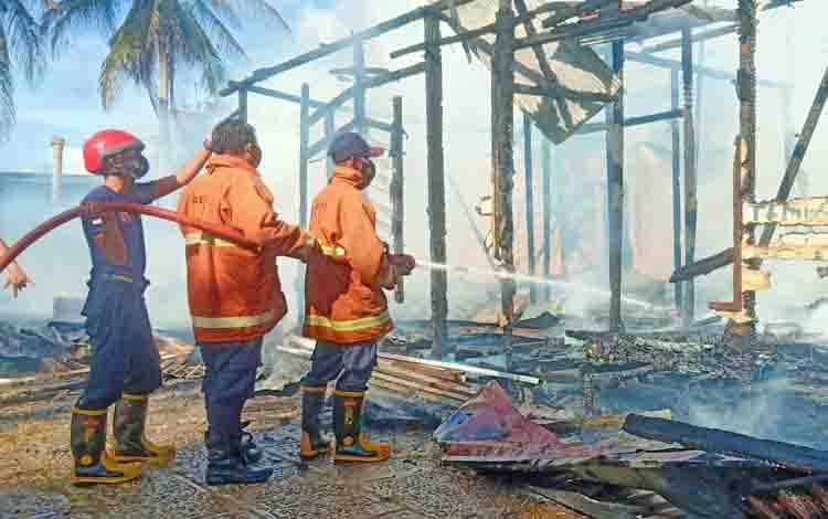 Petugas Pemadam kebakaran saat proses pendinginan