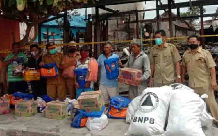 Pemkab Kobar Berikan Bantuan Sosial untuk Warga Terdampak Kebakaran di Kumai