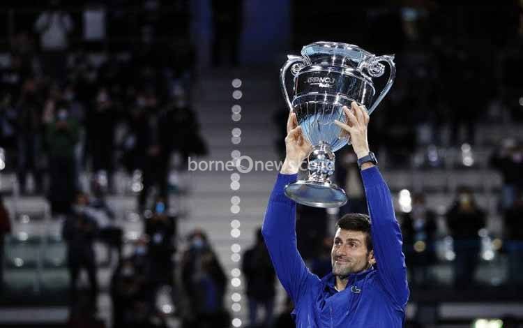 Djokovic Angkat Trofi Gelar Petenis Nomor 1 Dunia ATP Akhir Tahun