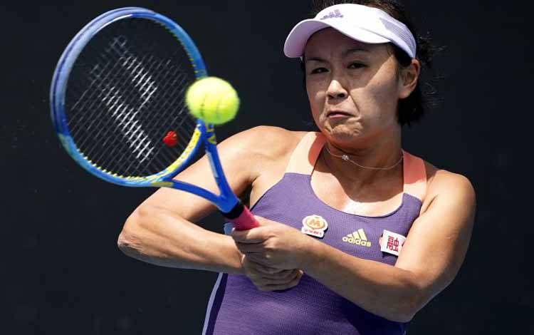 Petenis China Peng Shuai beraksi saat menghadapi Nao Hibino asal Jepang pada laga putaran pertama Australian Open 2020 di Melbourne Park, Melbourne, Australia, pada 21 Januari 2020