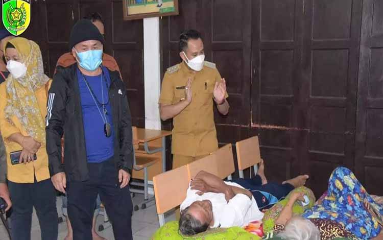 Gubernur Kalteng dan Wali Kota Beri Bantuan untuk Pengungsi Banjir