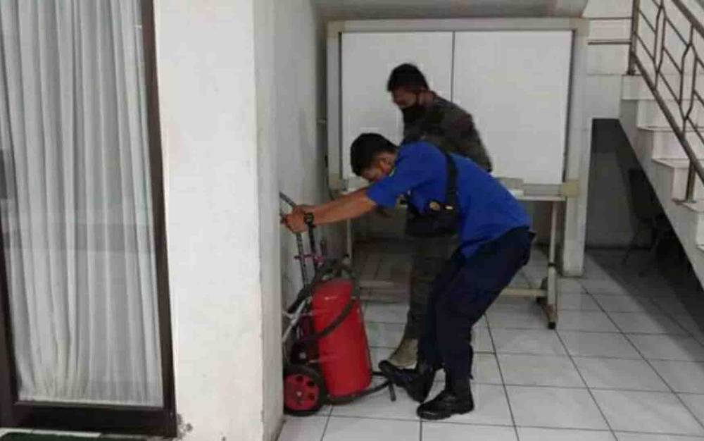 Satpol PP dan Damkar Kapuas Cek Ketersediaan Alat Pemadam Kebakaran Ringan di Perkantoran