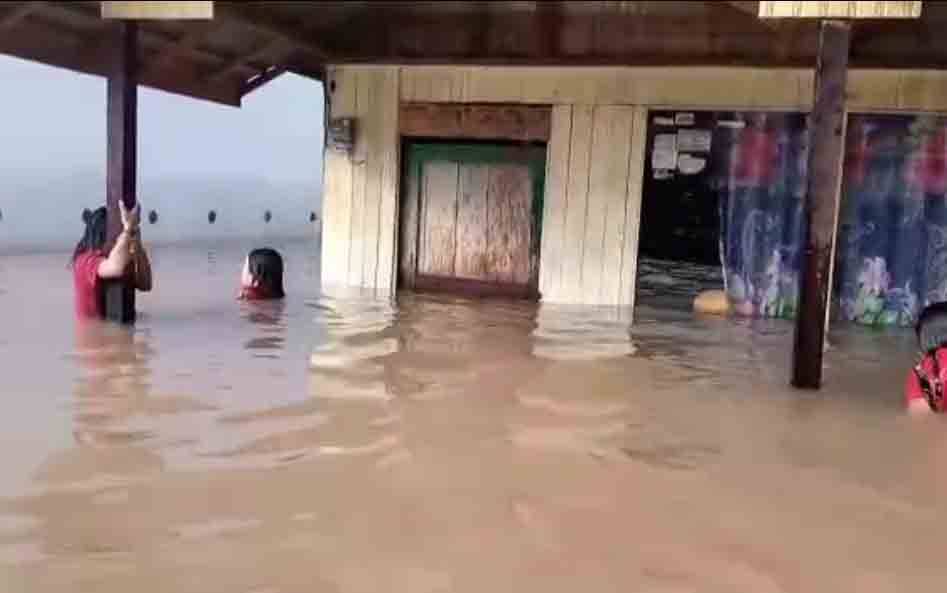 Kedalaman Air Capai 3 Meter, Korban Banjir di Desa Bukit Batu Berharap Bantuan Segera Disalurkan