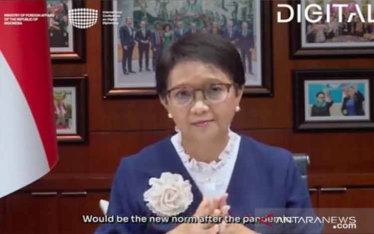 Tangkapan layar Menteri Luar Negeri Retno Marsudi saat menyampaikan sambutan pada pembukaan acara puncak International Conference on Digital Diplomacy (ICDD) 2021 secara virtual, Selasa (16/11/2021). (ANTARA/Yashinta Difa)